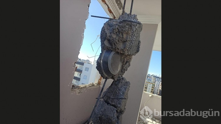 Yıkımı süren hasarlı binanın kolonundan tabak çıktı
