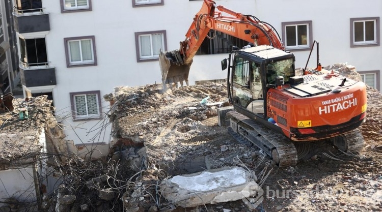 Yıkımı süren hasarlı binanın kolonundan tabak çıktı
