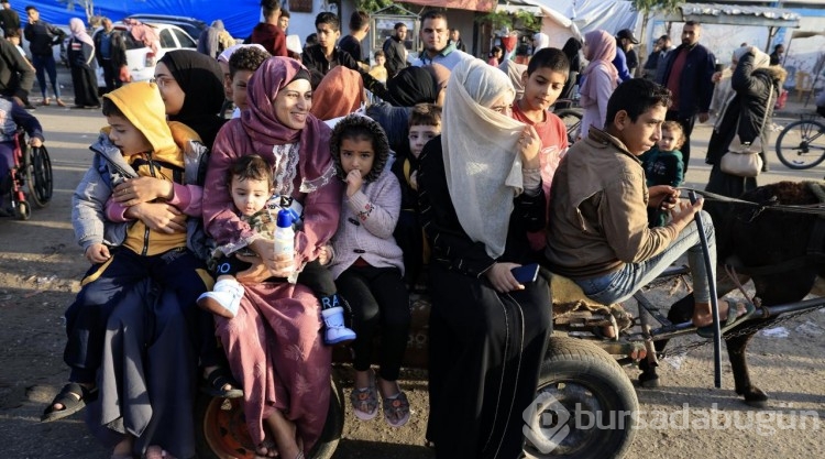 Ateşkesin ardından Filistinliler Gazze'deki yıkılan evlerine geri dönüyor