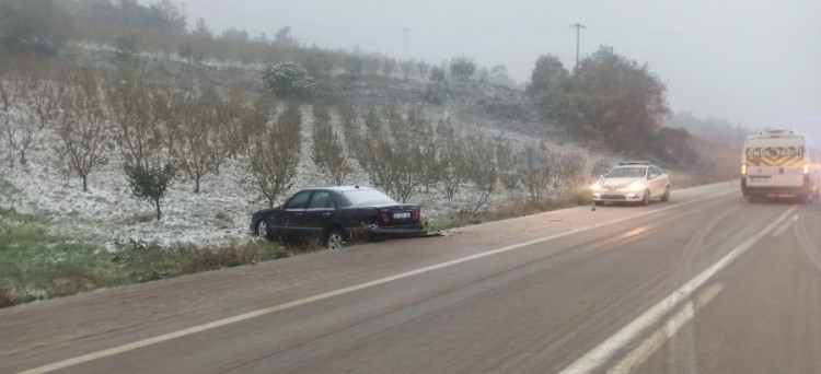 Bursa'da otomobil karşı istikametten gelen başka bir araca çarptı! 3 yaralı
