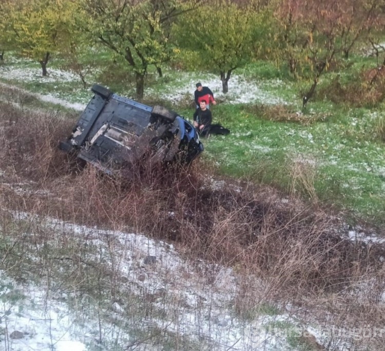 Bursa'da otomobil karşı istikametten gelen başka bir araca çarptı! 3 yaralı