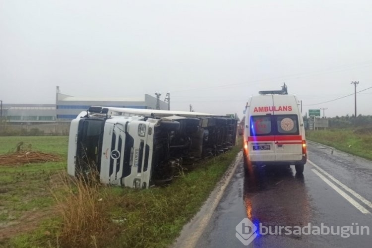 Orhangazi - İznik yolunda yağışlı havada kayan TIR devrildi