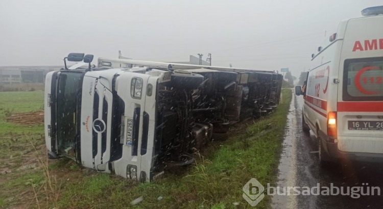 Orhangazi - İznik yolunda yağışlı havada kayan TIR devrildi