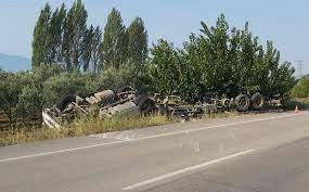 Orhangazi - İznik yolunda yağışlı havada kayan TIR devrildi