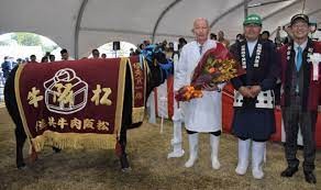 Japonya'da Matsusaka ırkı sığır 30 milyon yene satıldı