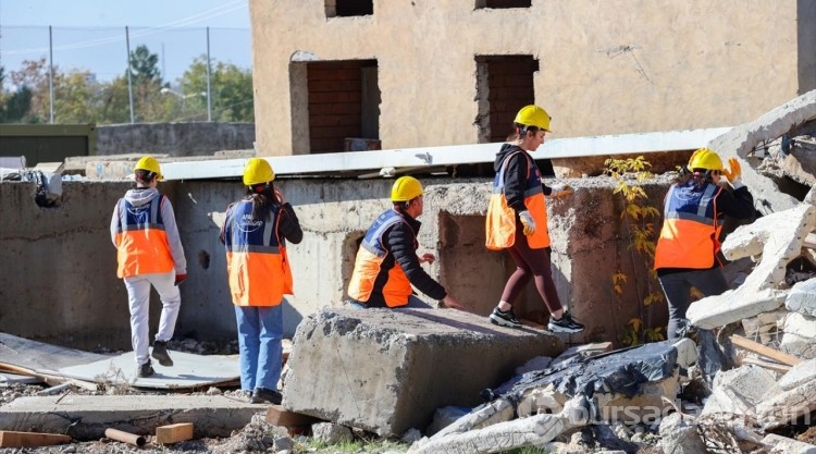 "Asrın felaketi" binlerce kişiyi AFAD gönüllüsü yaptı