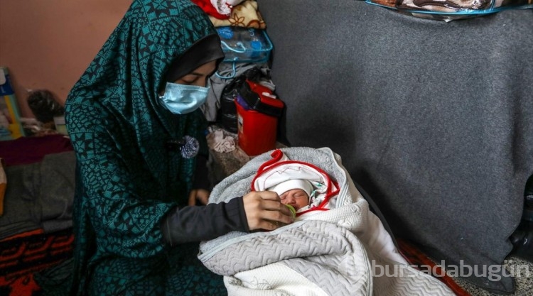İsrail'in saldırılarından korunmak için saklandığı okulda doğum yaptı