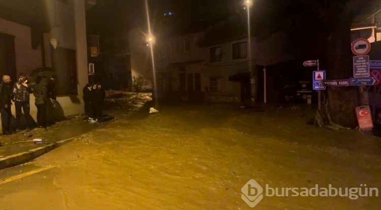 Bursa'da sağanak yağış sele dönüştü: Dereler taştı, yollar göle döndü
