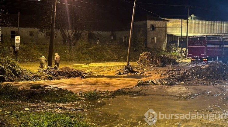 Bursa'da sağanak yağış sele dönüştü: Dereler taştı, yollar göle döndü
