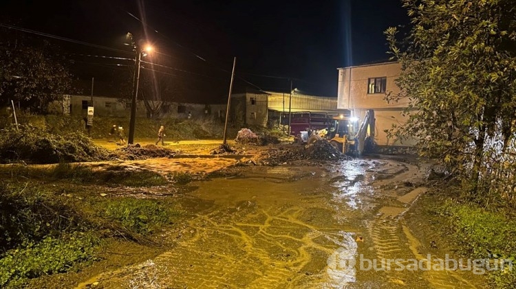 Bursa'da sağanak yağış sele dönüştü: Dereler taştı, yollar göle döndü
