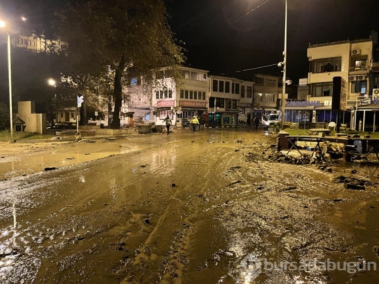 Bursa'da sağanak yağış sele dönüştü: Dereler taştı, yollar göle döndü
