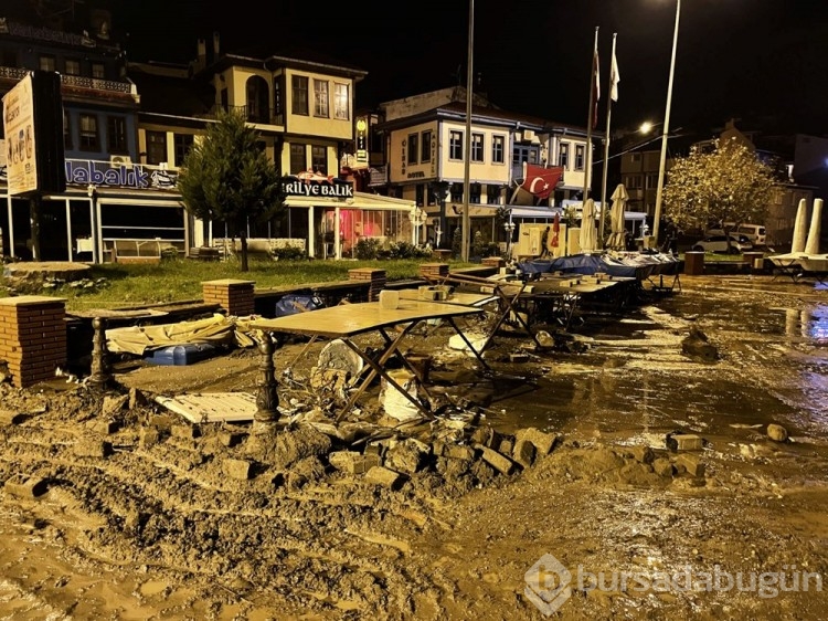 Bursa'da sağanak yağış sele dönüştü: Dereler taştı, yollar göle döndü
