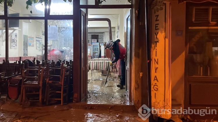 Bursa'da sağanak yağış sele dönüştü: Dereler taştı, yollar göle döndü
