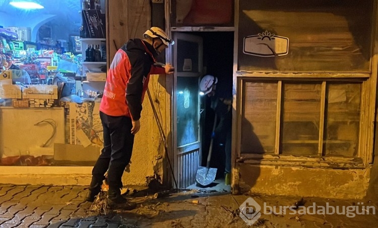 Bursa'da sağanak yağış sele dönüştü: Dereler taştı, yollar göle döndü
