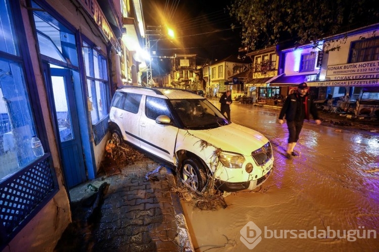 Bursa'da sağanak yağış sele dönüştü: Dereler taştı, yollar göle döndü
