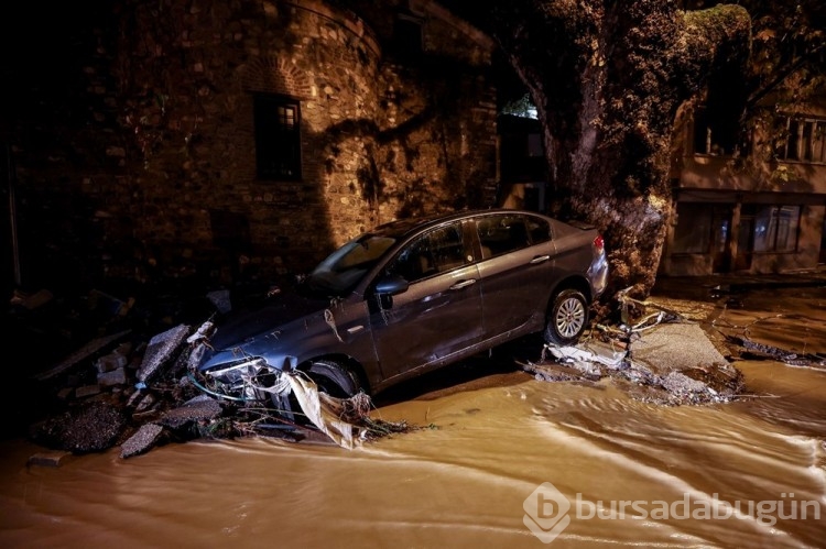 Bursa'da sağanak yağış sele dönüştü: Dereler taştı, yollar göle döndü
