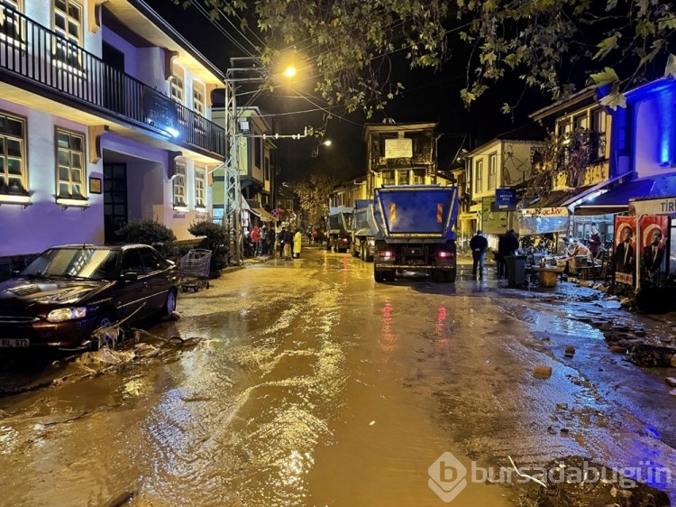 Bursa'da sağanak yağış sele dönüştü: Dereler taştı, yollar göle döndü
