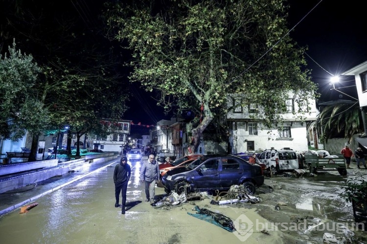 Bursa'da sağanak yağış sele dönüştü: Dereler taştı, yollar göle döndü

