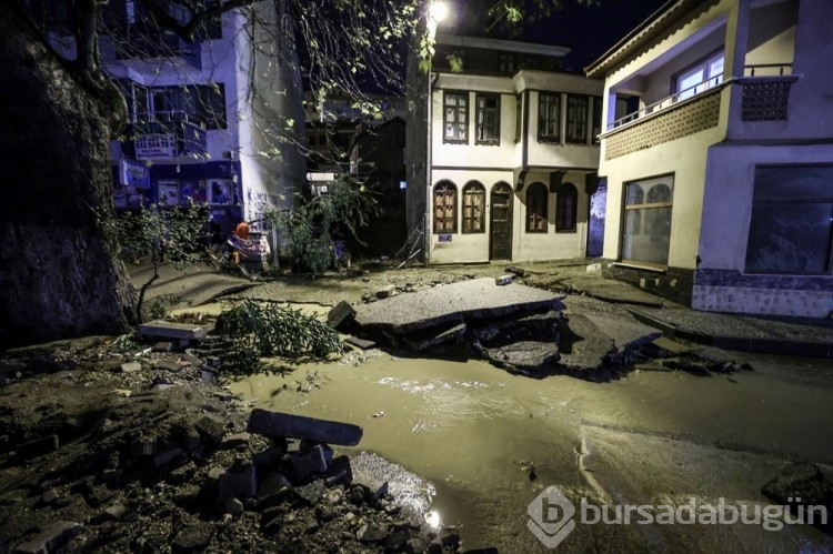 Bursa'da sağanak yağış sele dönüştü: Dereler taştı, yollar göle döndü
