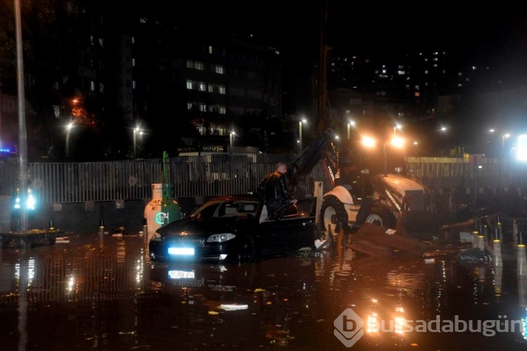 İstanbul'da sağanak ve fırtına hayatı felç etti
