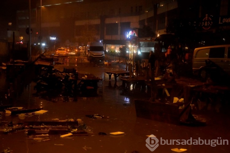İstanbul'da sağanak ve fırtına hayatı felç etti
