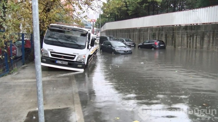İstanbul'da sağanak ve fırtına hayatı felç etti
