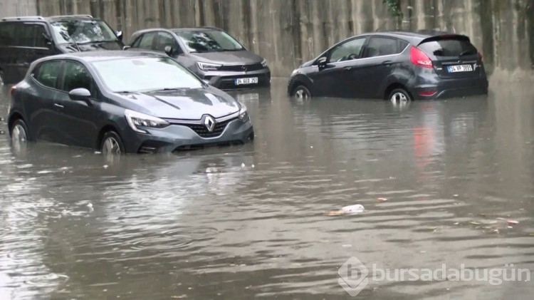 İstanbul'da sağanak ve fırtına hayatı felç etti
