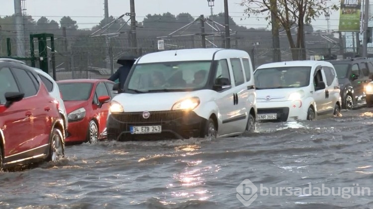 İstanbul'da sağanak ve fırtına hayatı felç etti
