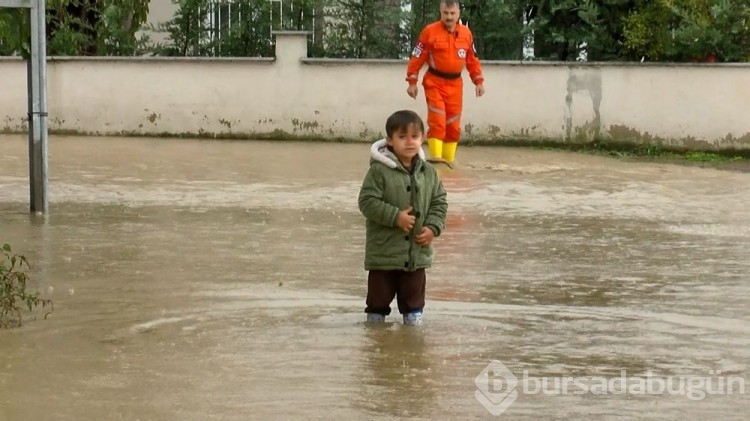 İstanbul'da sağanak ve fırtına hayatı felç etti
