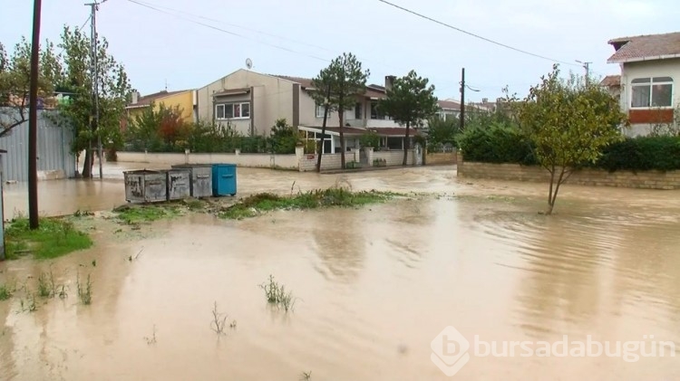 İstanbul'da sağanak ve fırtına hayatı felç etti
