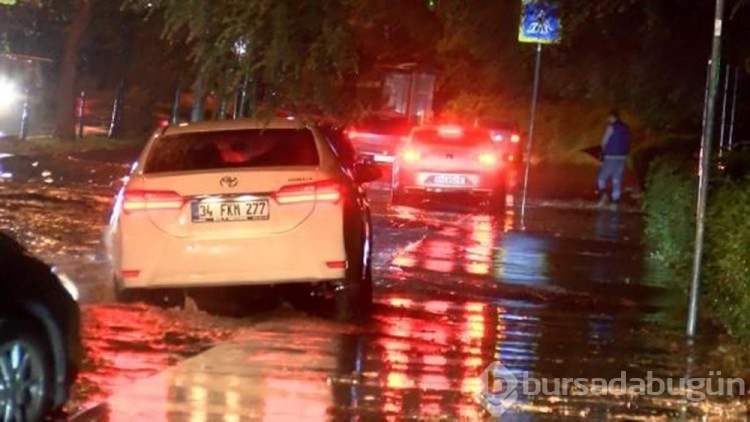 İstanbul'da sağanak ve fırtına hayatı felç etti
