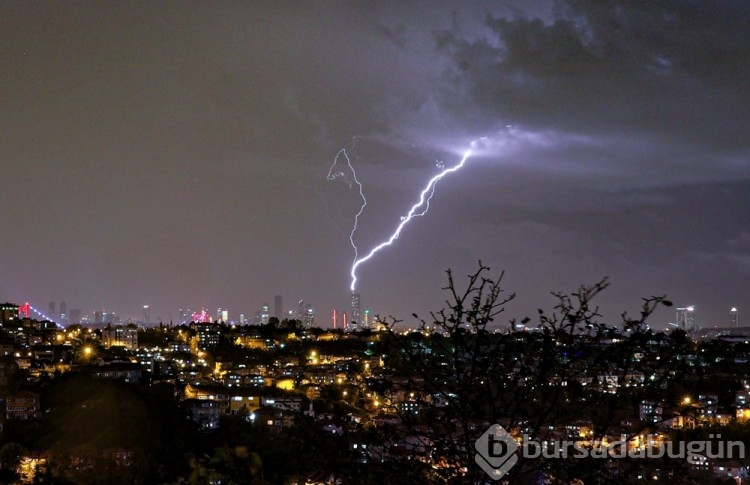 İstanbul'da sağanak ve fırtına hayatı felç etti
