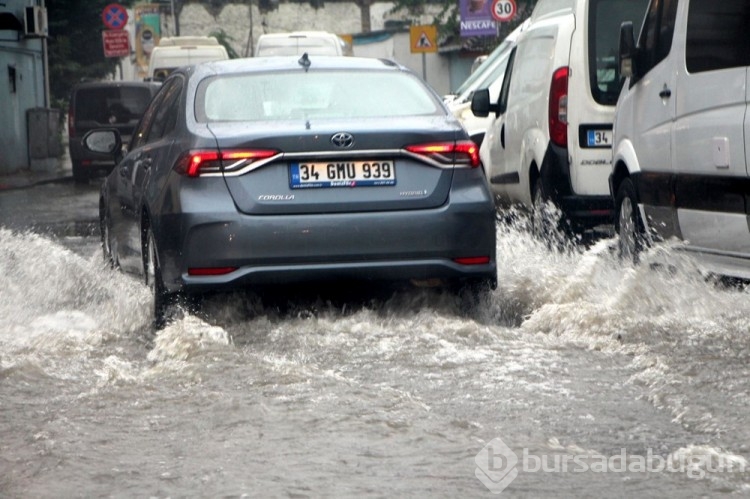 İstanbul'da fırtına: 1 can kaybı
