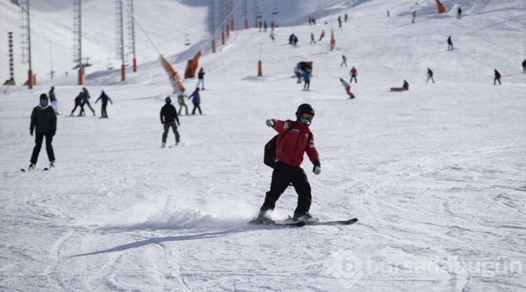 Sezona başlayan Palandöken ilk günden kayakseverlerle doldu
