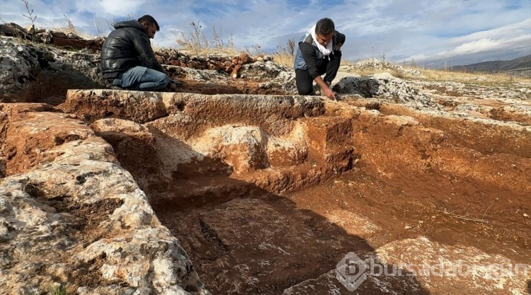 Perre Antik Kenti'nde 1800 yıllık boğa başı kabartması bulundu
