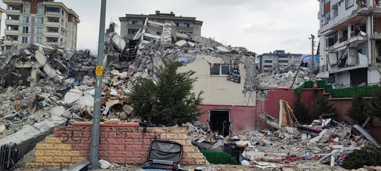 44 kişiye mezar olan siteyle ilgili vahim iddia: Perde beton yerine briket mi kullanıldı?
