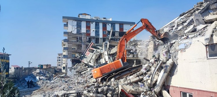 44 kişiye mezar olan siteyle ilgili vahim iddia: Perde beton yerine briket mi kullanıldı?
