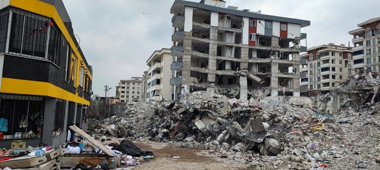 44 kişiye mezar olan siteyle ilgili vahim iddia: Perde beton yerine briket mi kullanıldı?
