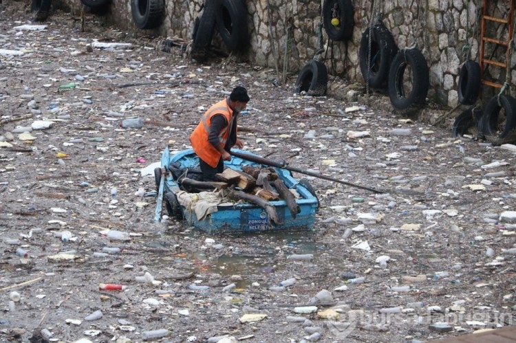 Zonguldak'ta deniz çöplüğe döndü
