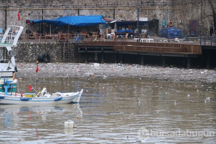 Zonguldak'ta deniz çöplüğe döndü
