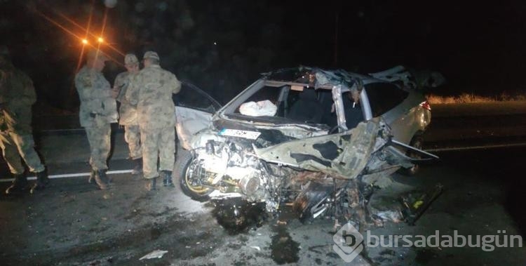İki TIR ile çarpışan otomobildeki kardeşleri kaza ayırdı: 1 ölü, 1 yaralı
