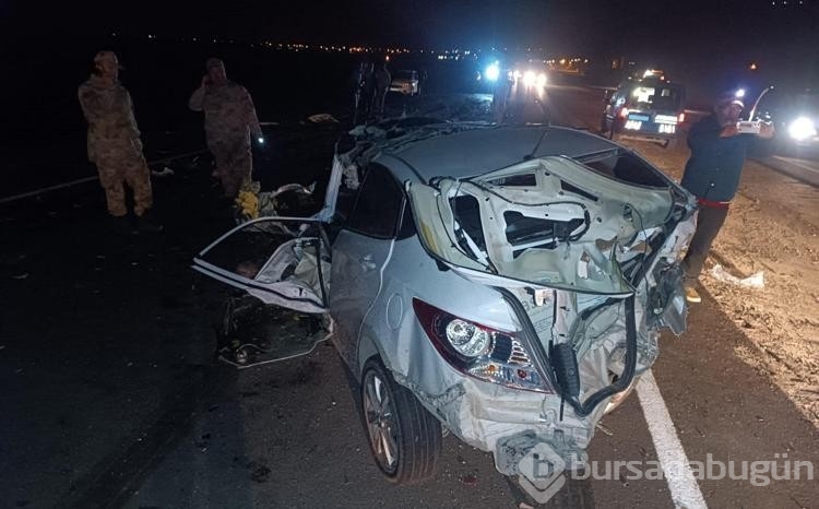 İki TIR ile çarpışan otomobildeki kardeşleri kaza ayırdı: 1 ölü, 1 yaralı
