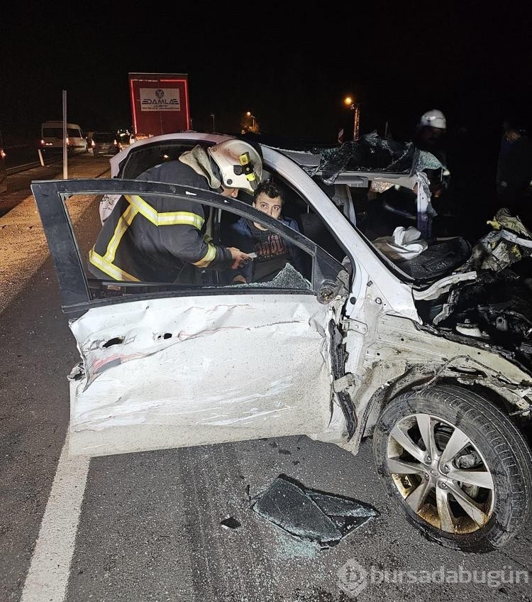 İki TIR ile çarpışan otomobildeki kardeşleri kaza ayırdı: 1 ölü, 1 yaralı

