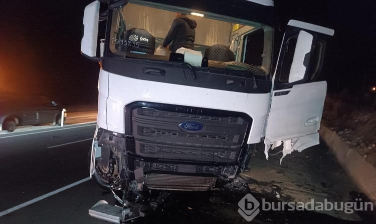 İki TIR ile çarpışan otomobildeki kardeşleri kaza ayırdı: 1 ölü, 1 yaralı

