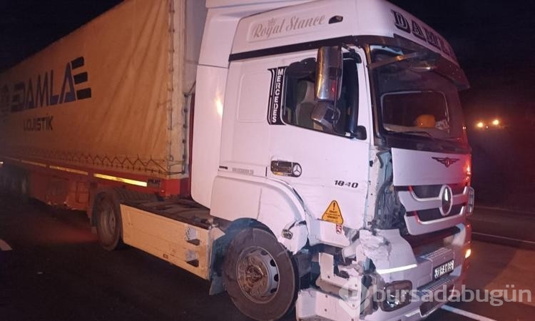 İki TIR ile çarpışan otomobildeki kardeşleri kaza ayırdı: 1 ölü, 1 yaralı
