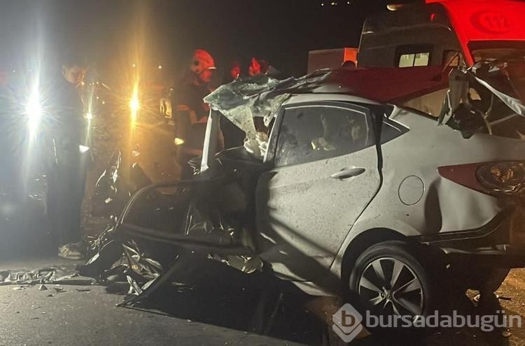 İki TIR ile çarpışan otomobildeki kardeşleri kaza ayırdı: 1 ölü, 1 yaralı
