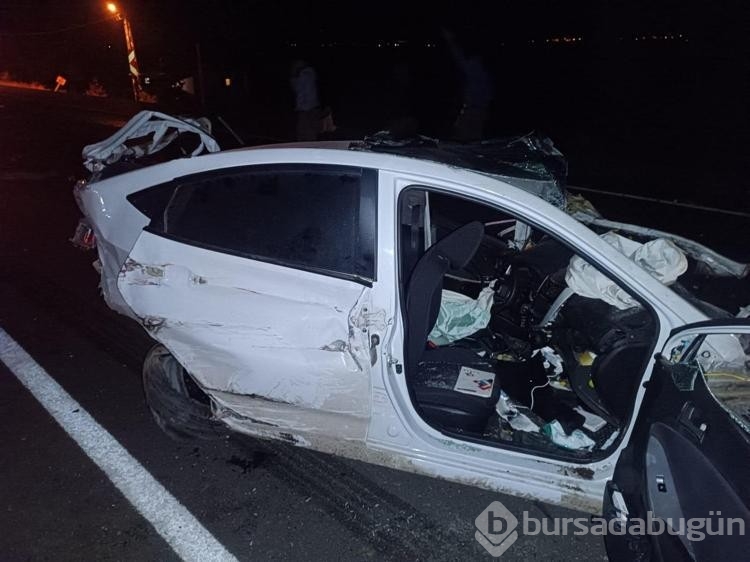 İki TIR ile çarpışan otomobildeki kardeşleri kaza ayırdı: 1 ölü, 1 yaralı
