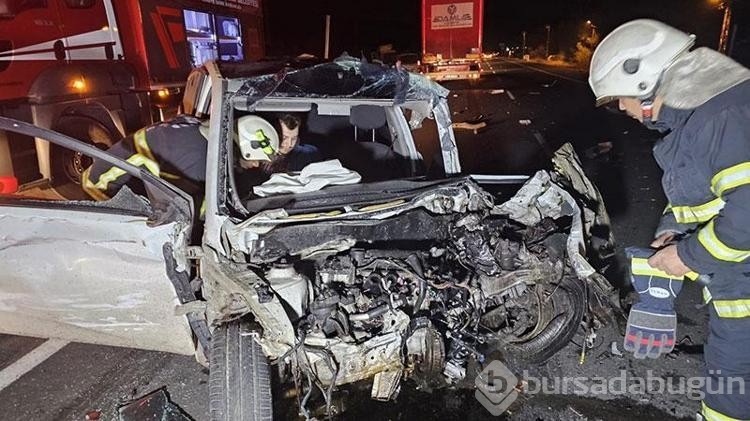 İki TIR ile çarpışan otomobildeki kardeşleri kaza ayırdı: 1 ölü, 1 yaralı

