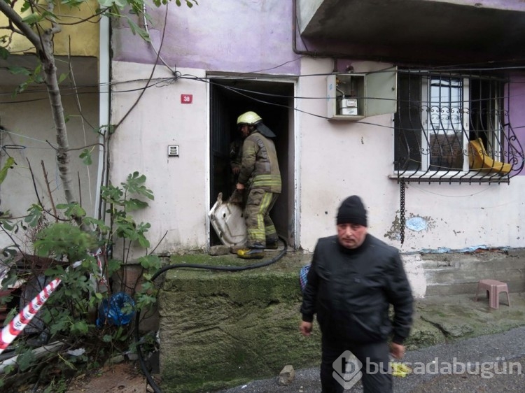 Ümraniye'de yangın: Mahsur kalan 2 kişiyi komşuları kurtardı
