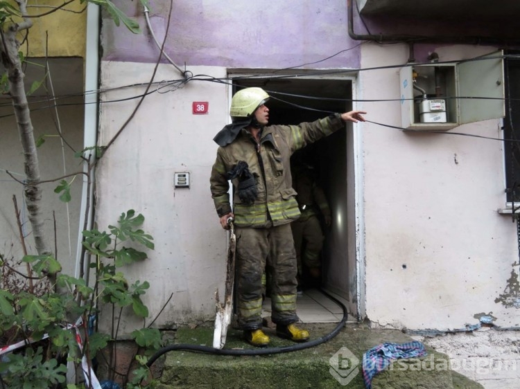 Ümraniye'de yangın: Mahsur kalan 2 kişiyi komşuları kurtardı
